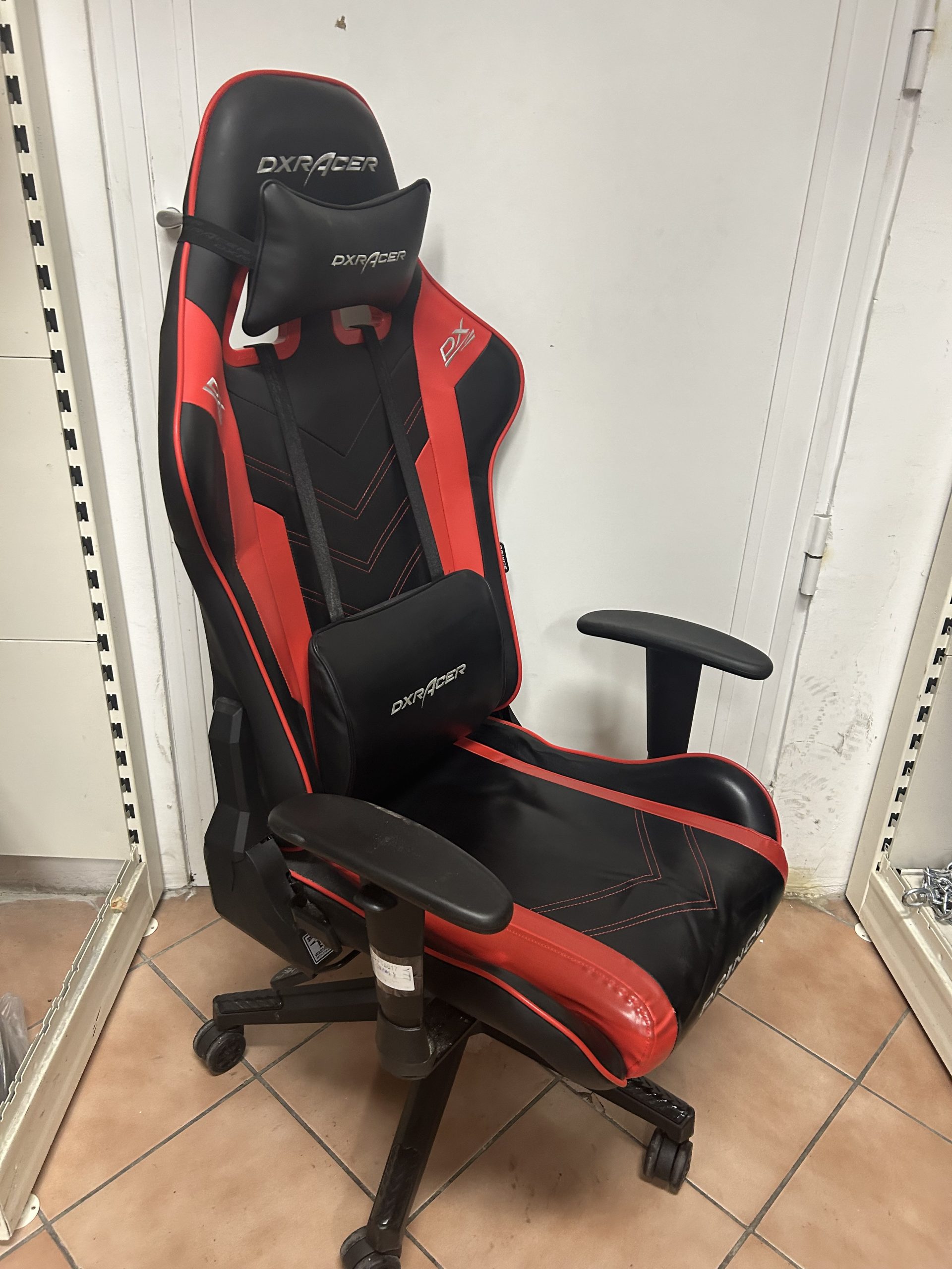 DXRACER Prince L gamer szék, piros-fekete, kiemelt kép