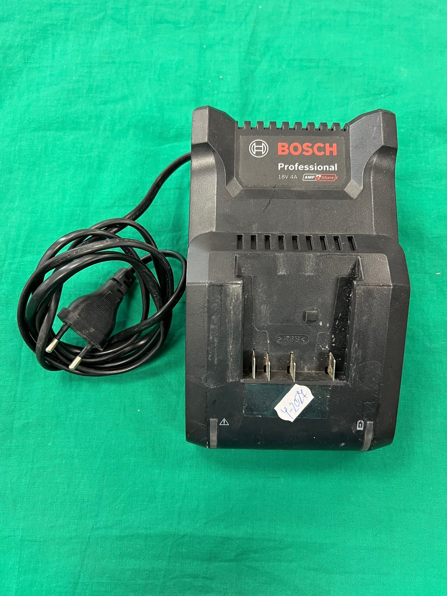 Bosch Professional 18V 4A tőltő, kiemelt kép