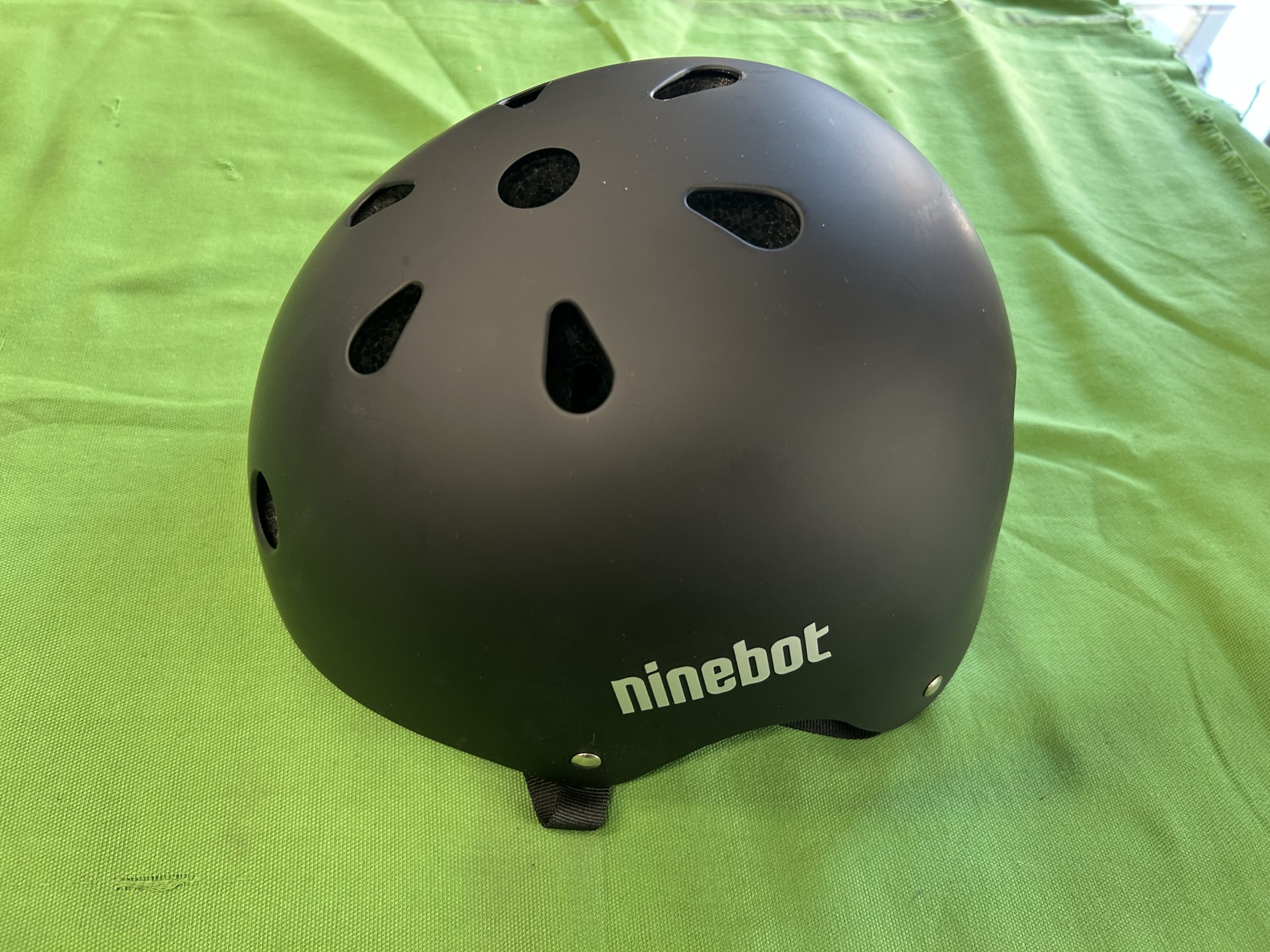 Ninebot új állapotú L-es sisak V11, kiemelt kép