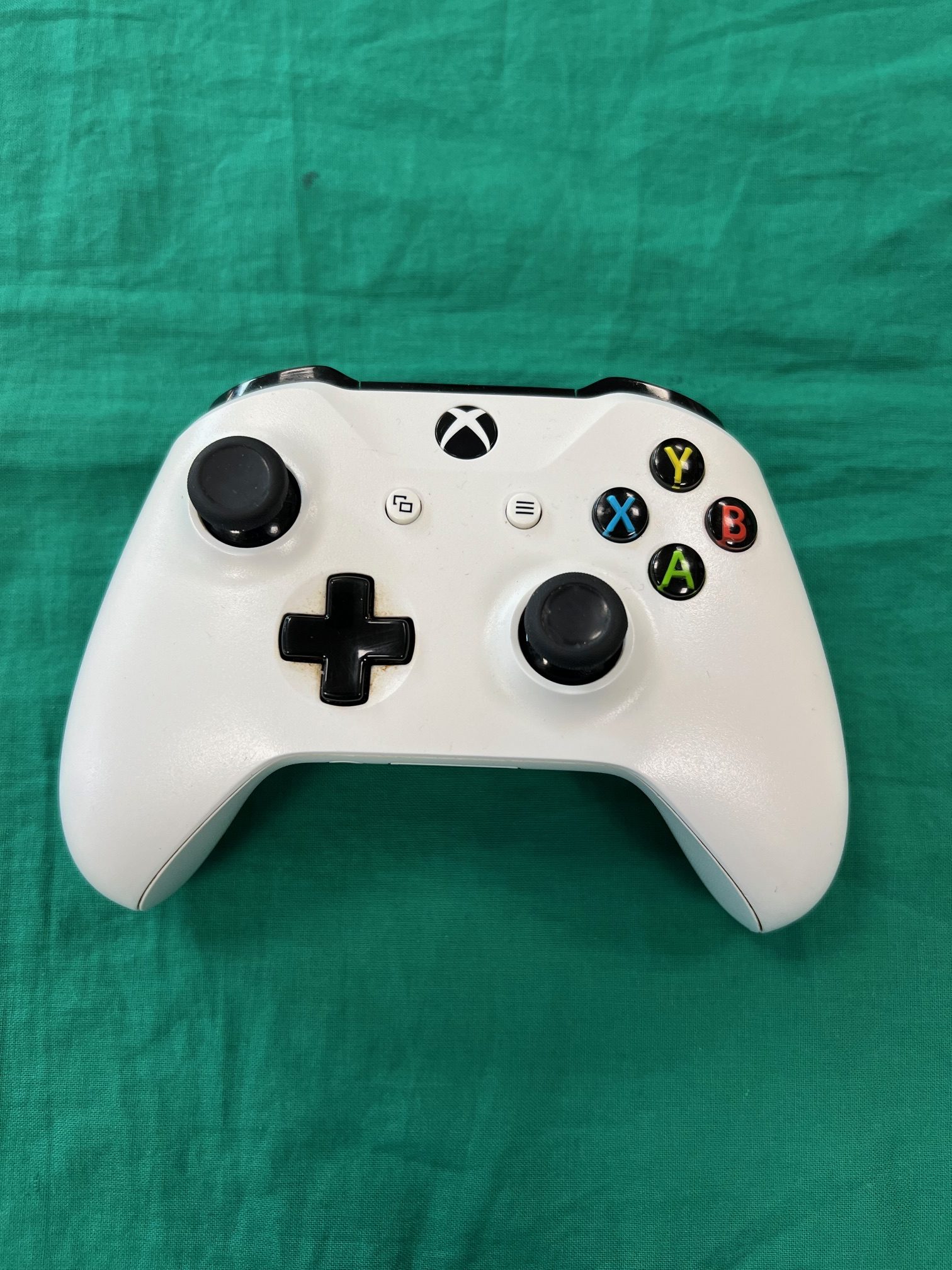 Xbox kontroller fehér szinben, kiemelt kép