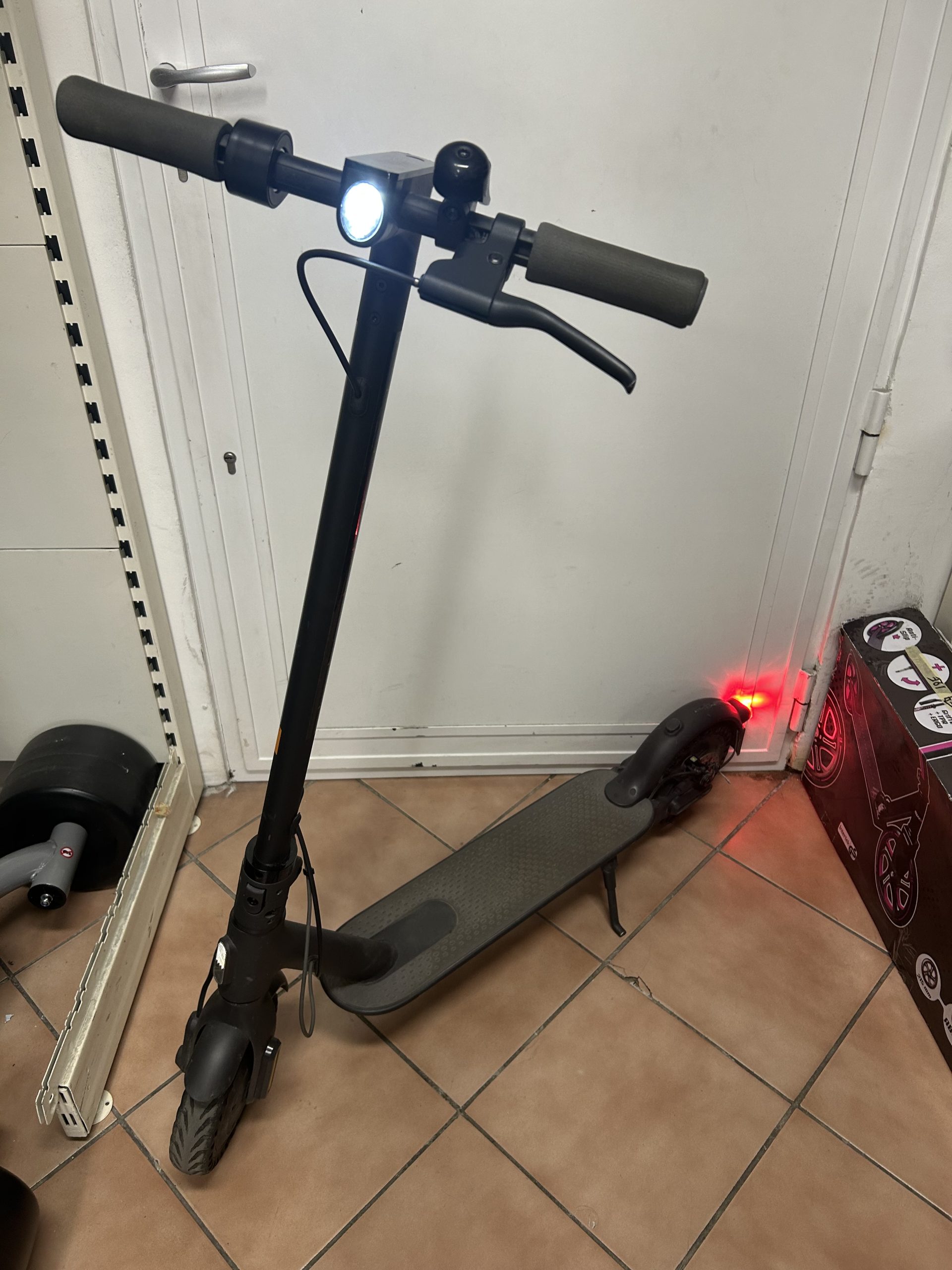 Xiaomi Mi Electric Scooter Essential 20km/h, kiemelt kép