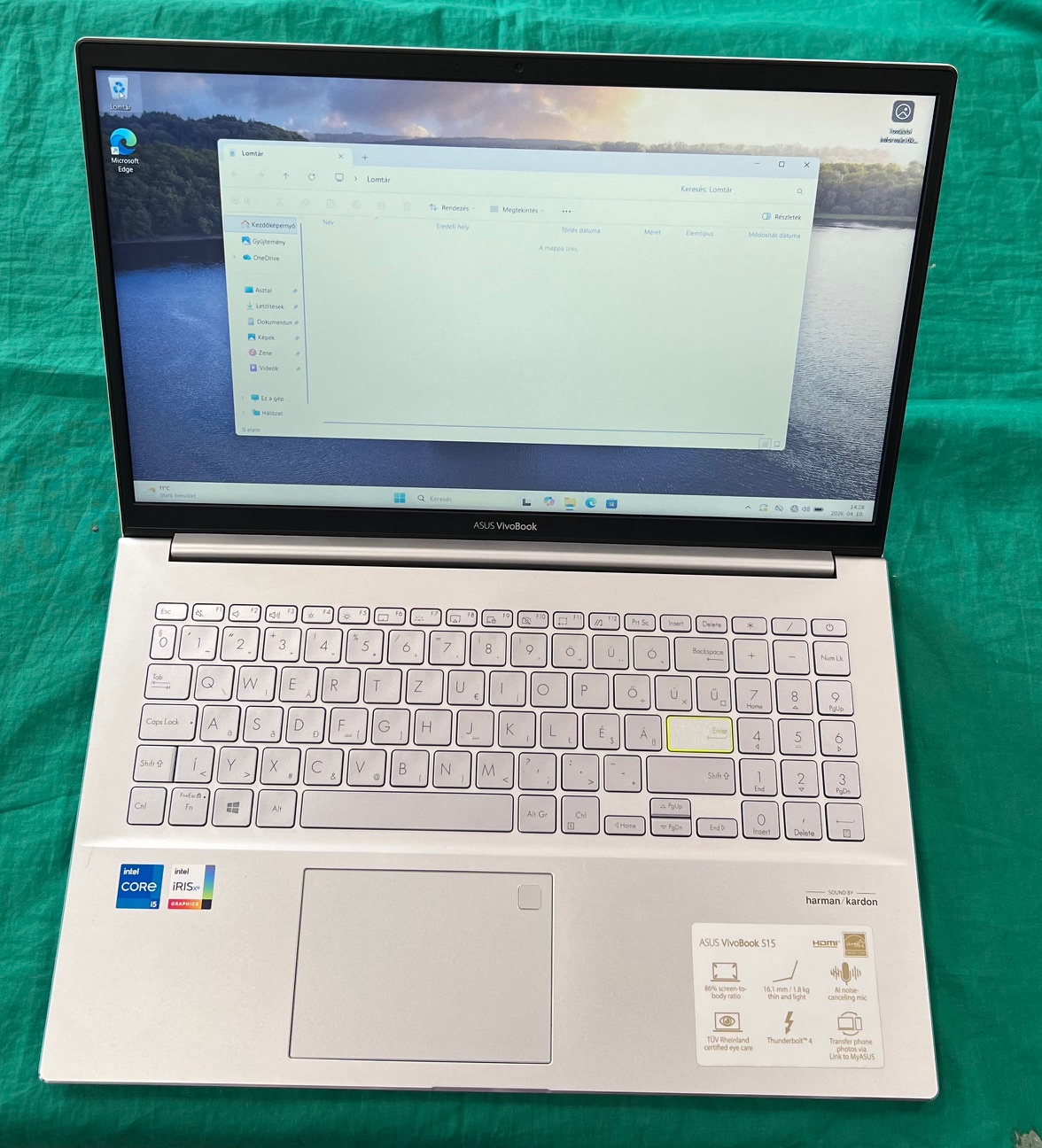 Asus Vivobook notebook, kiemelt kép
