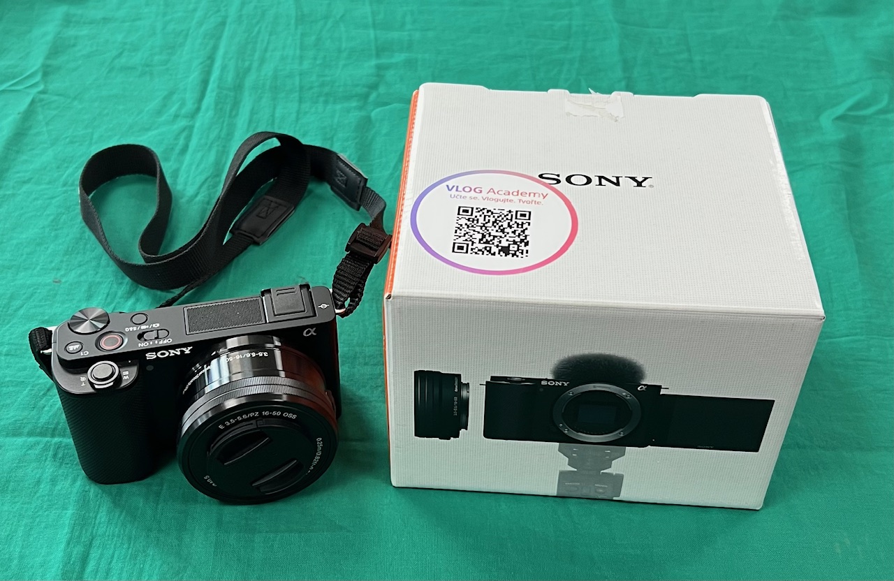 Sony ZV-E10 + 16-50mm f/3.5-5.6 PZ OSS digitális fényképezőgép, kiemelt kép
