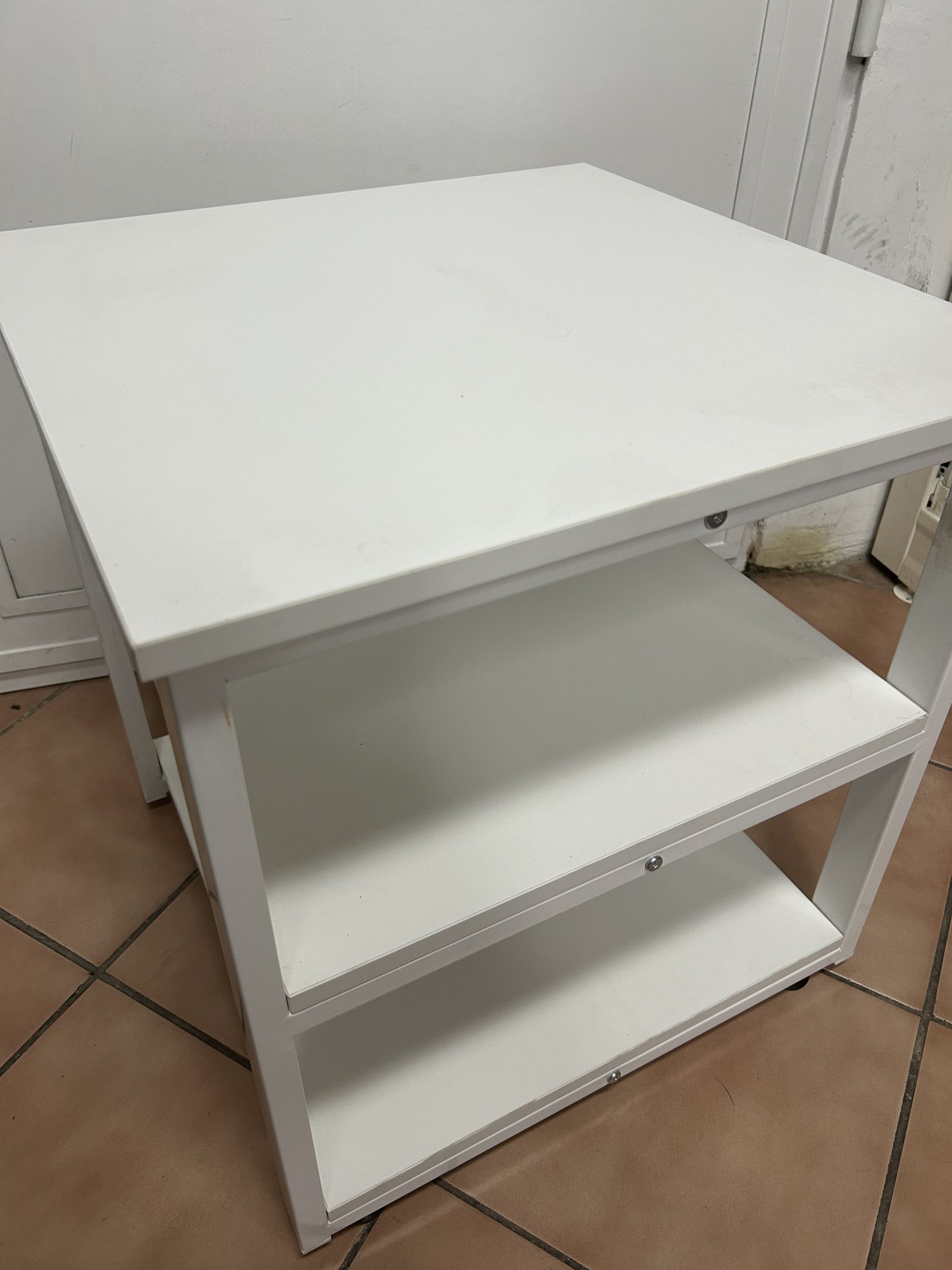 fehér 3 szintes kisasztal, kiemelt kép