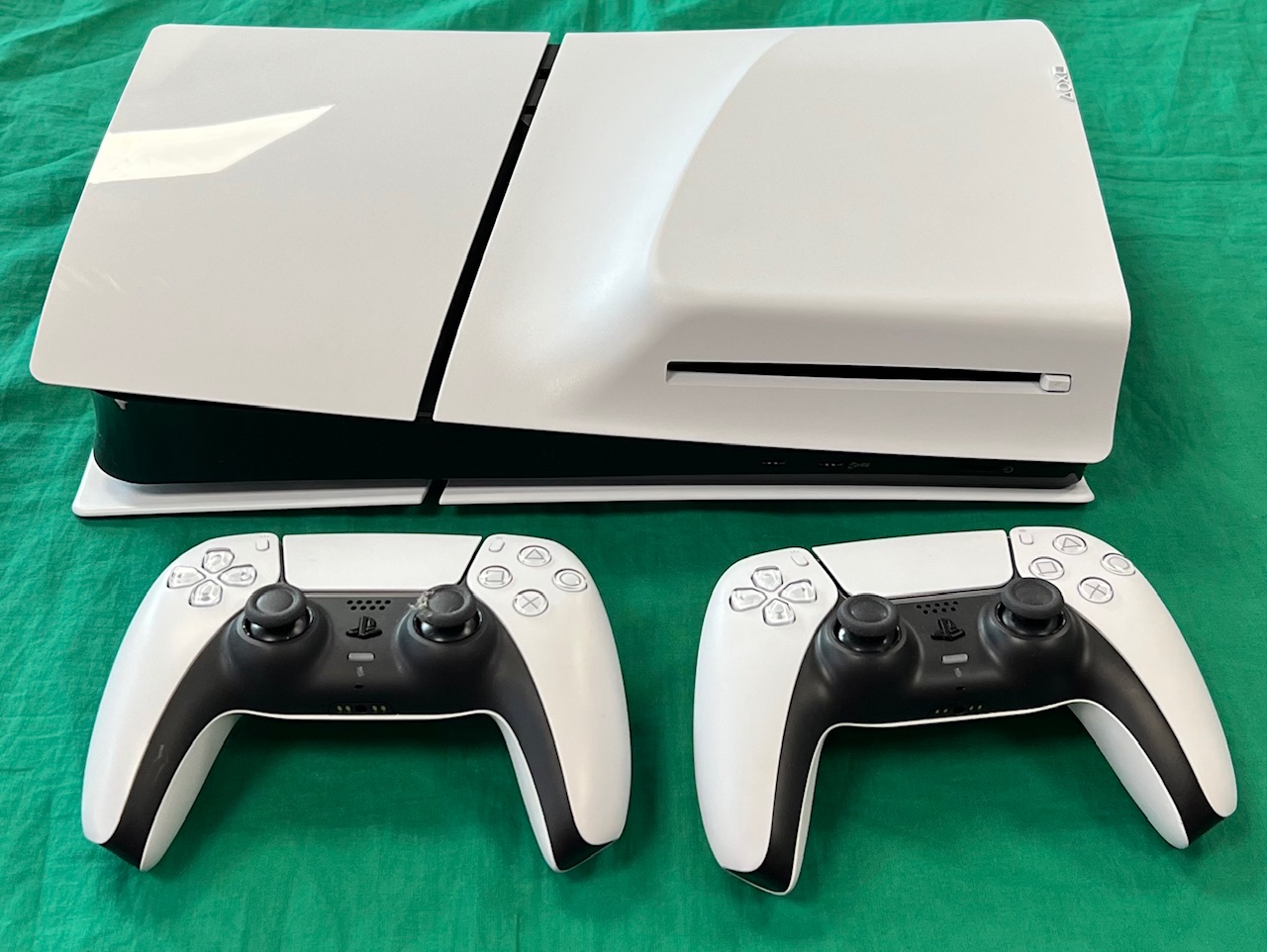 Sony Ps5 konzol lemezes, két kontroller, kiemelt kép