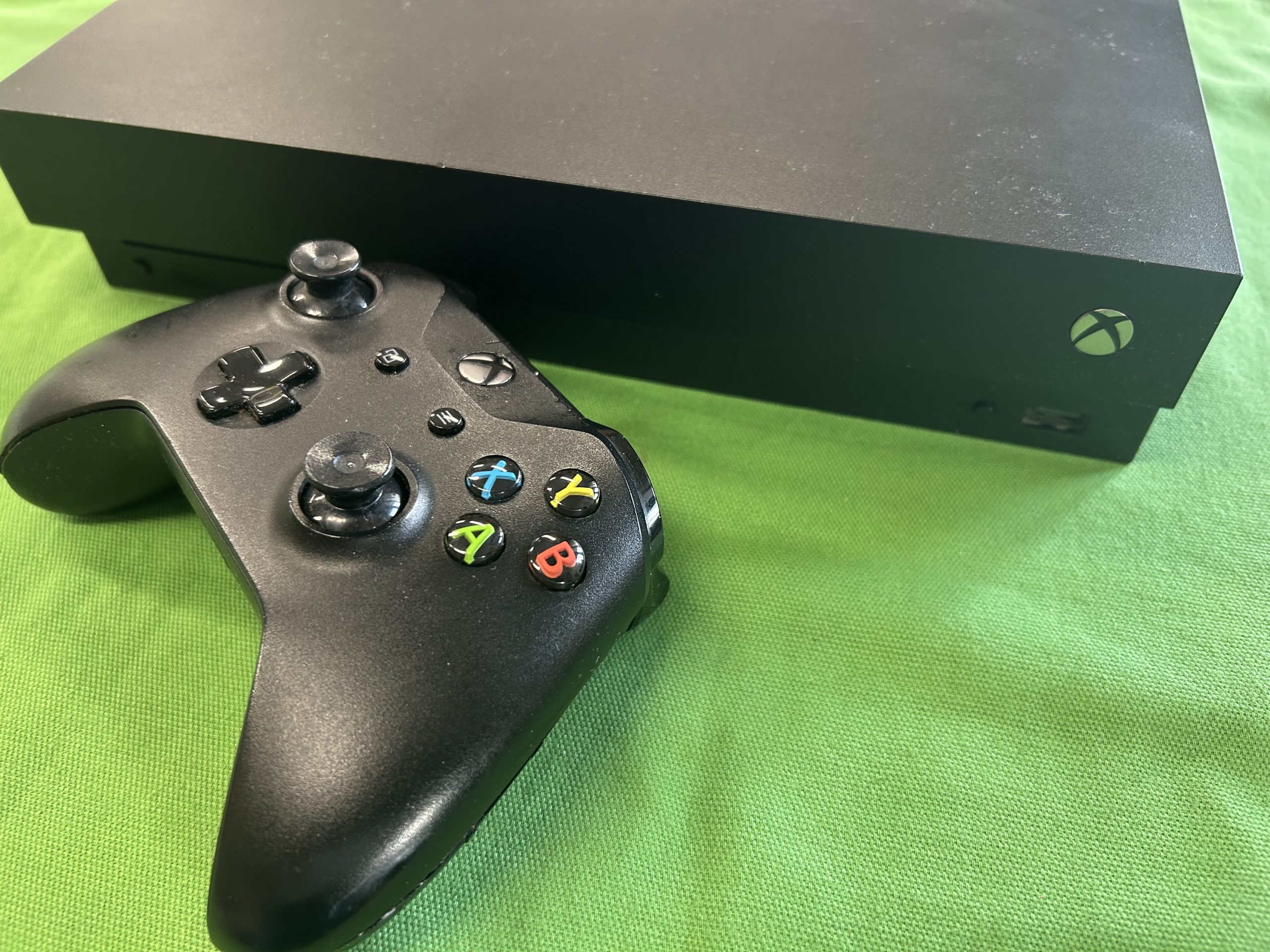 XBOX ONE X konzol 1 kontrollerrel 1 hónap jótállással boltból, kiemelt kép
