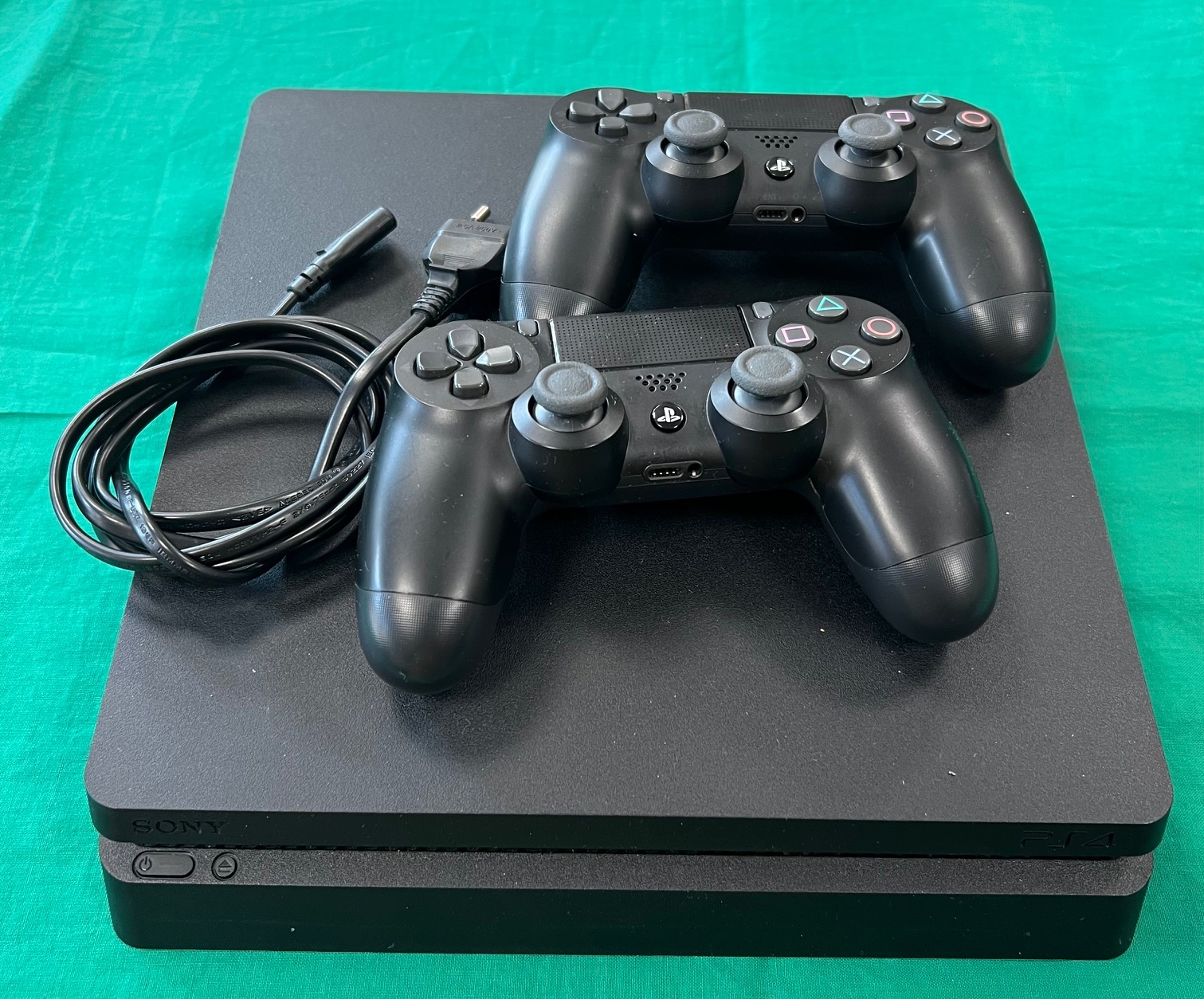 Eladó használt PS4 Slim, két karral, kiemelt kép