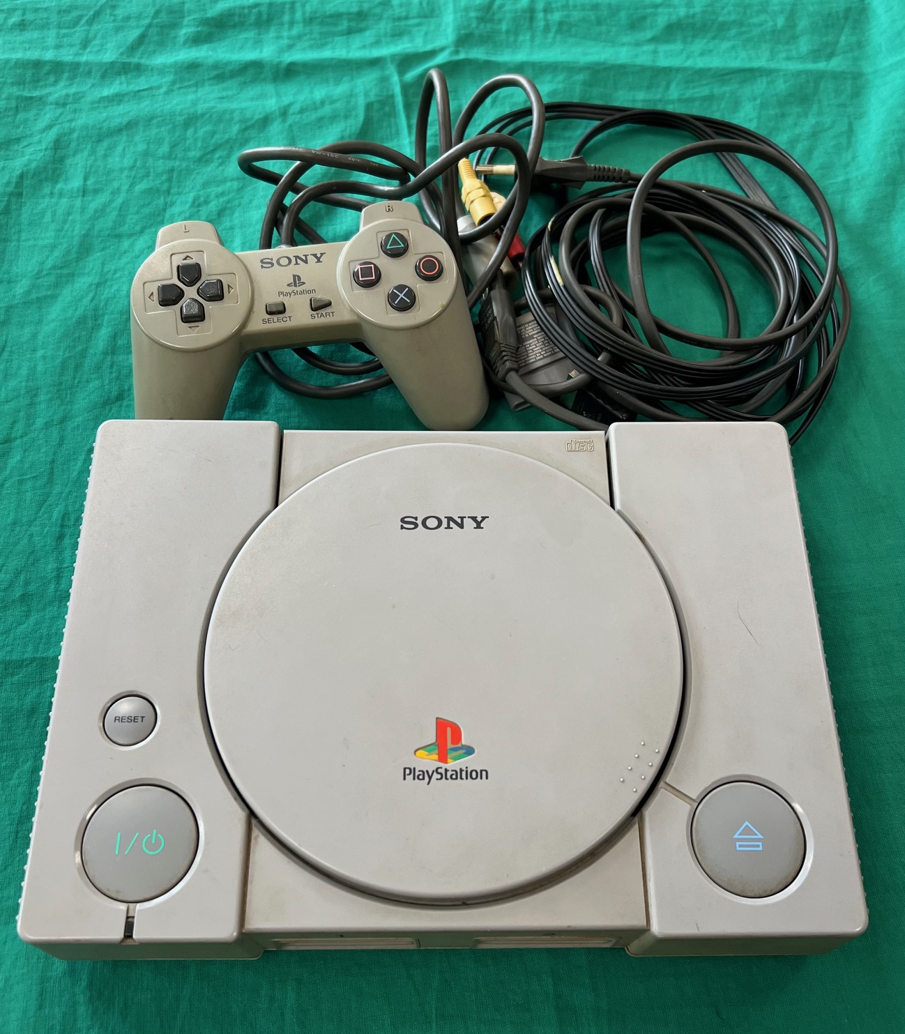 Sony PS1 Fat konzol, karokkal, kiemelt kép