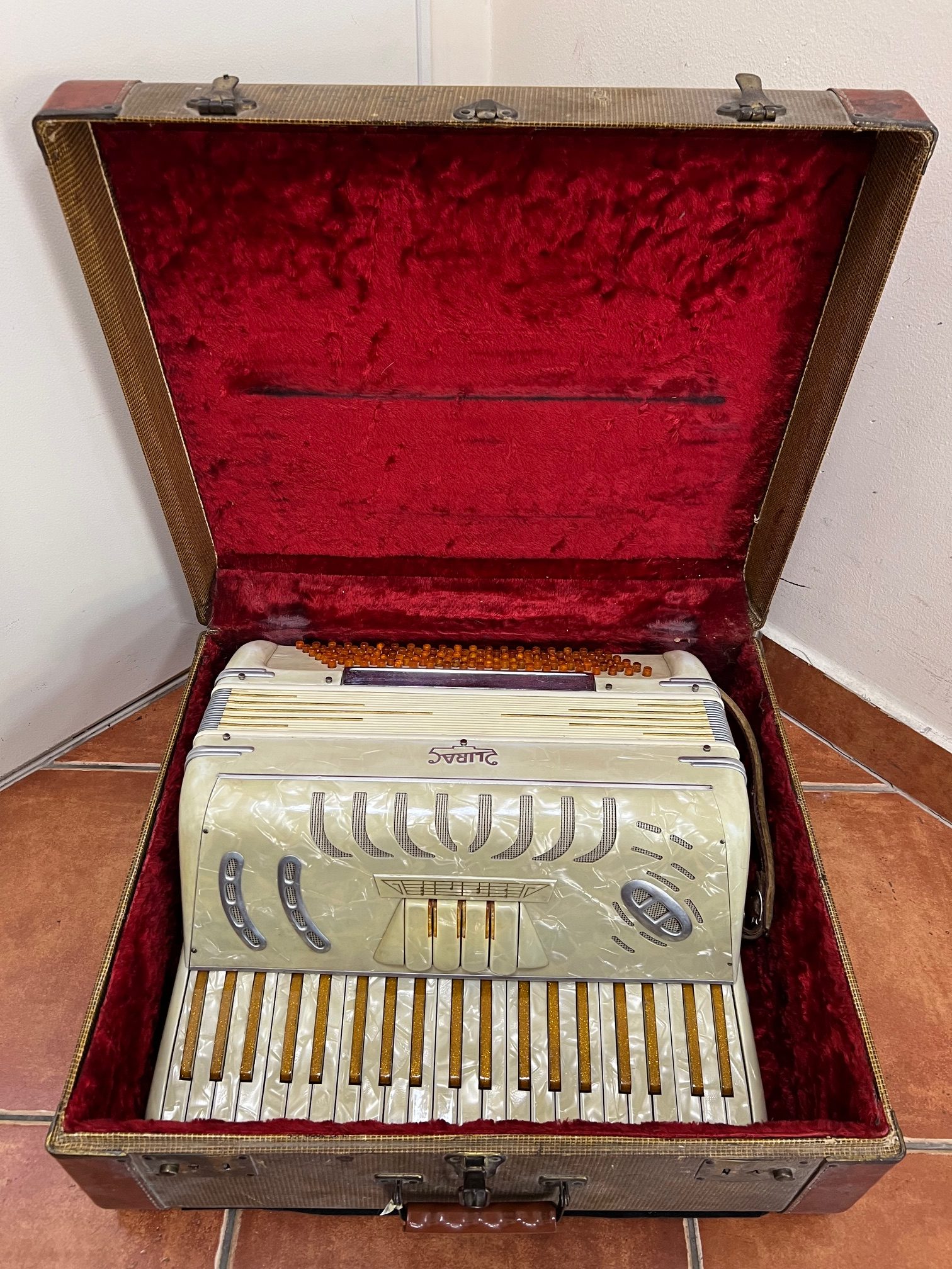 Vintage Lira harmonika, Model 25 Göngy & Arany színű, tokkal, kiemelt kép