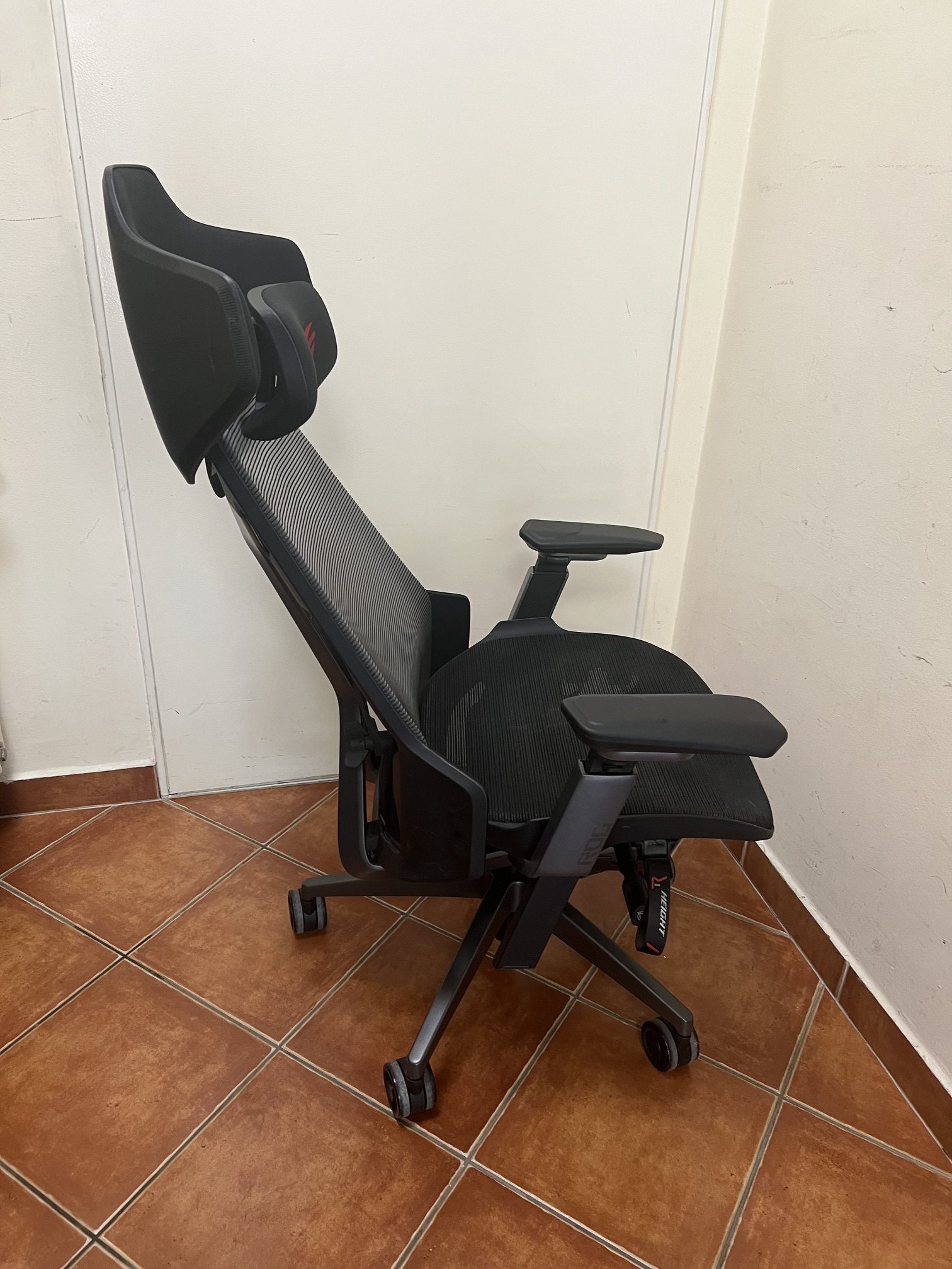 Asus ROG Destrier Ergo gamerszék, kiemelt kép