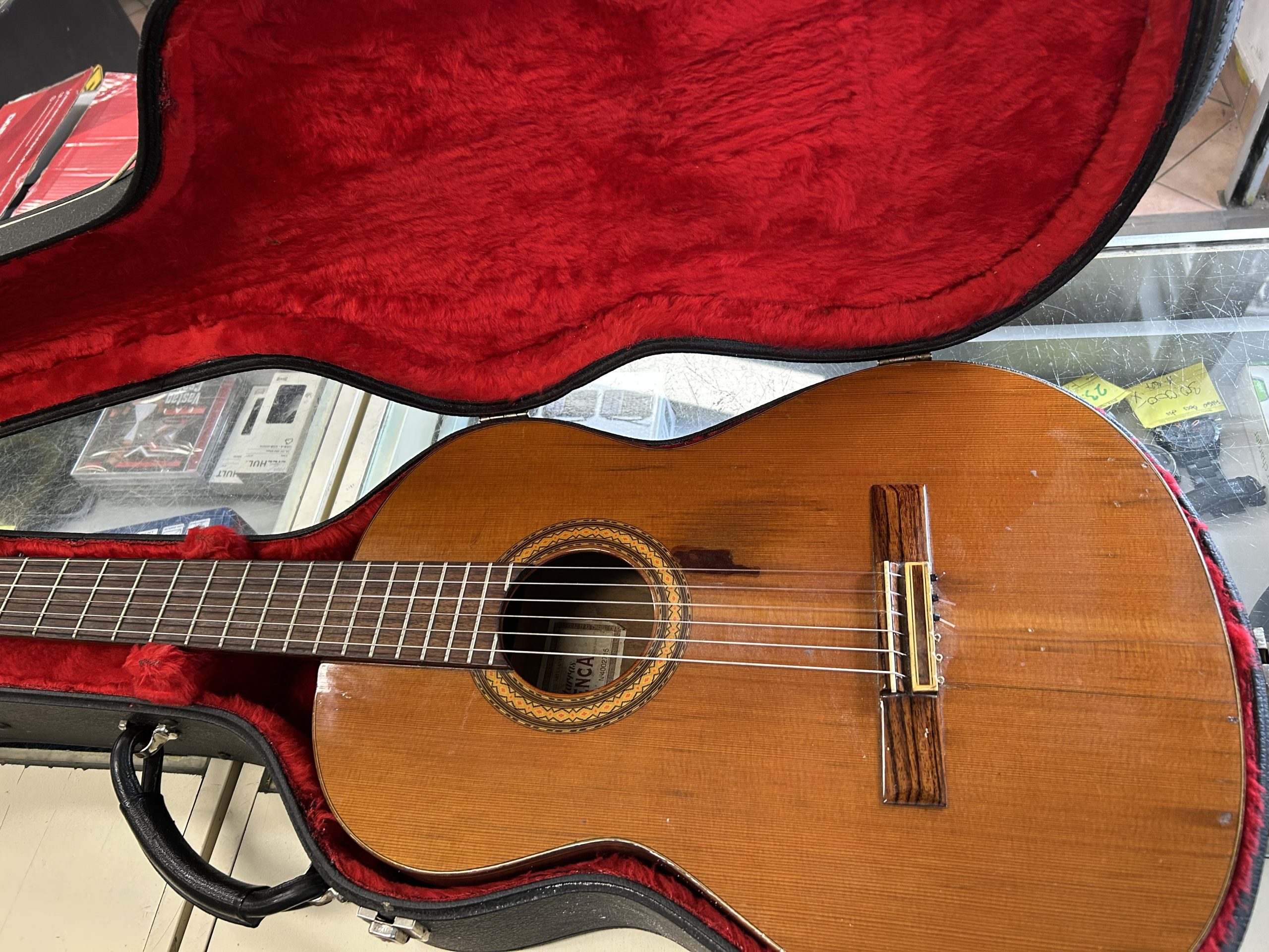 Cuenca model 30 klassic dobgitár tokkal, kiemelt kép