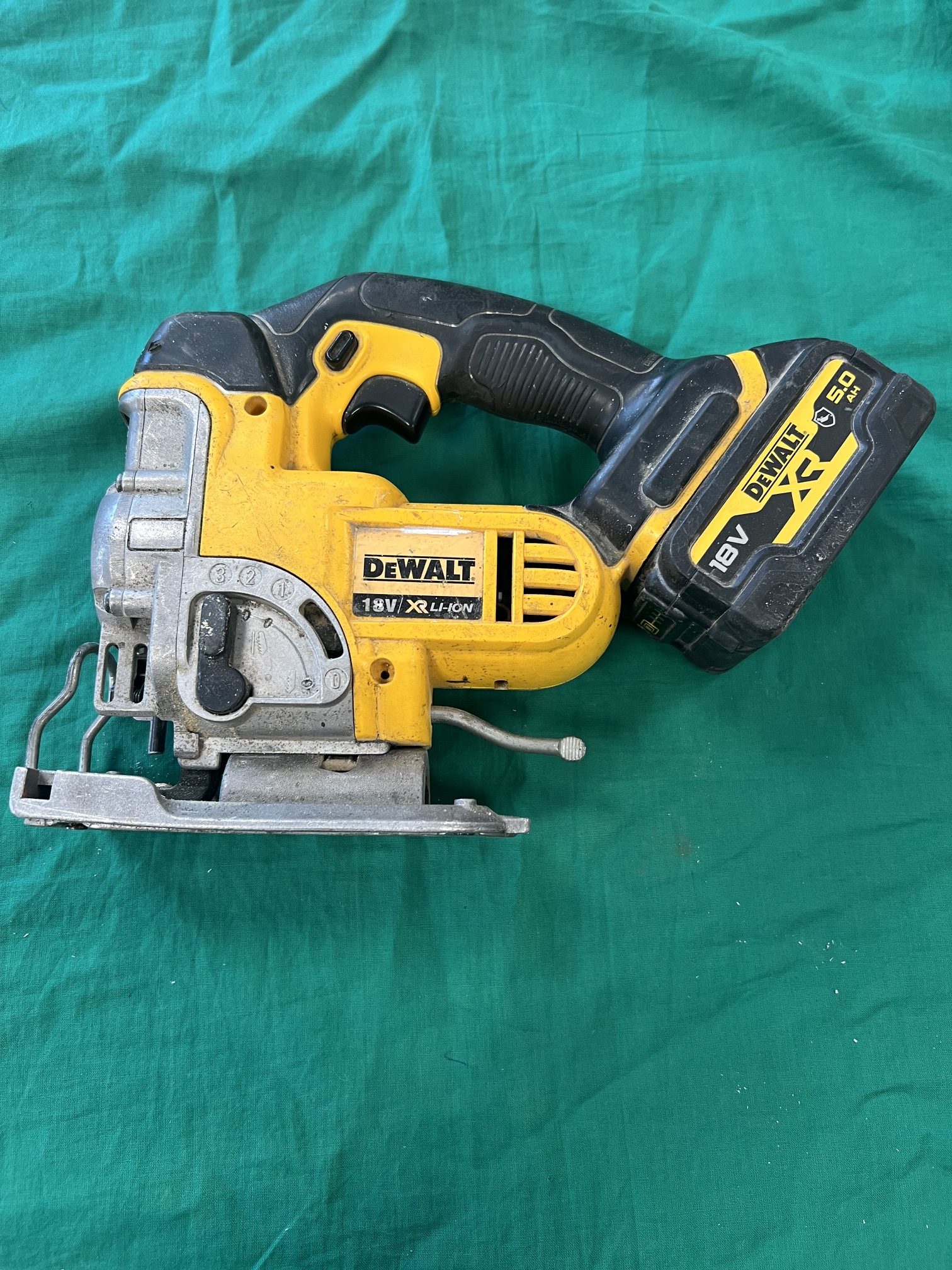 DEWALT akkumulátoros dekopírfűrész (DCS331), kiemelt kép