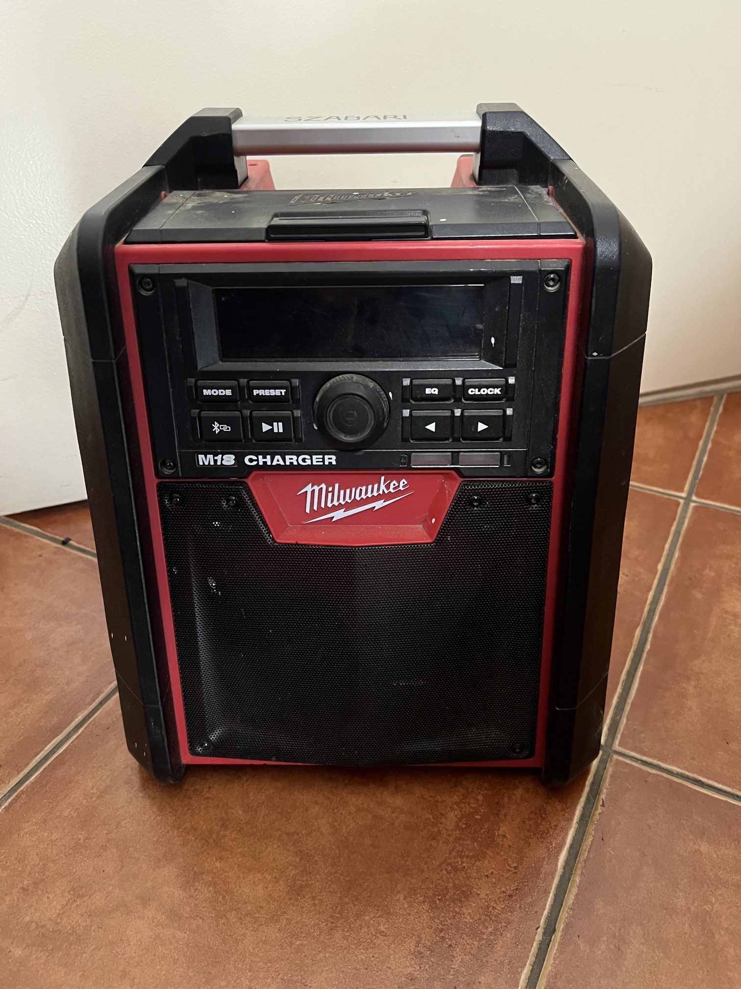 Milwaukee rádió, rádiómagnó M18RC, kiemelt kép