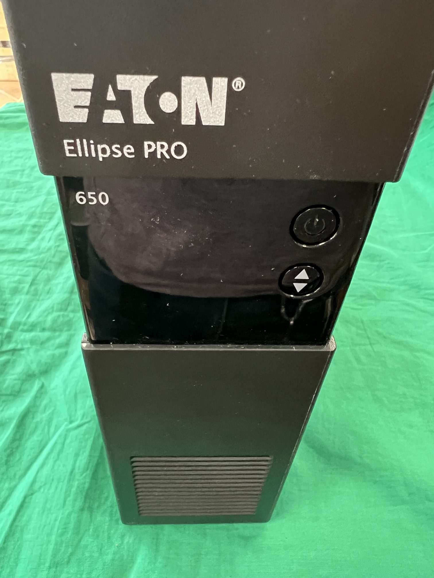 Eaton Ellipse Pro 650 DIN szünetmentes tápegység, kiemelt kép