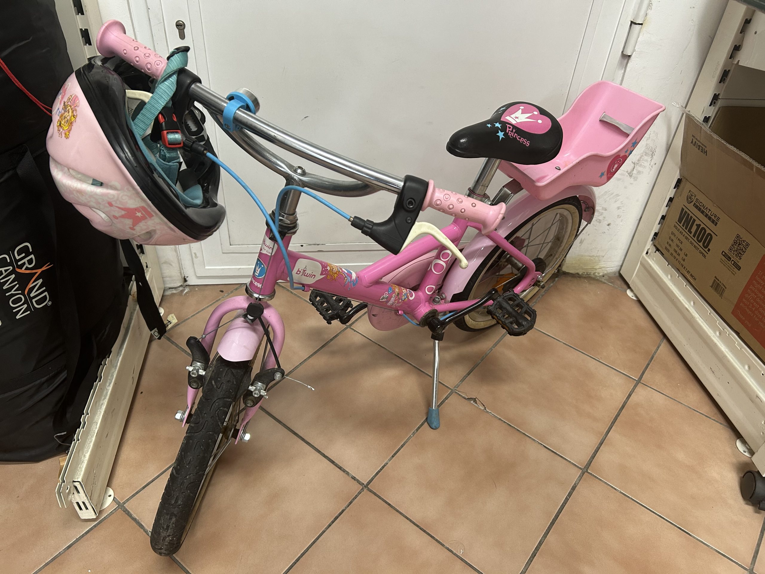BTWIN 16" kislány kerékpár bukósisakkal, kiemelt kép