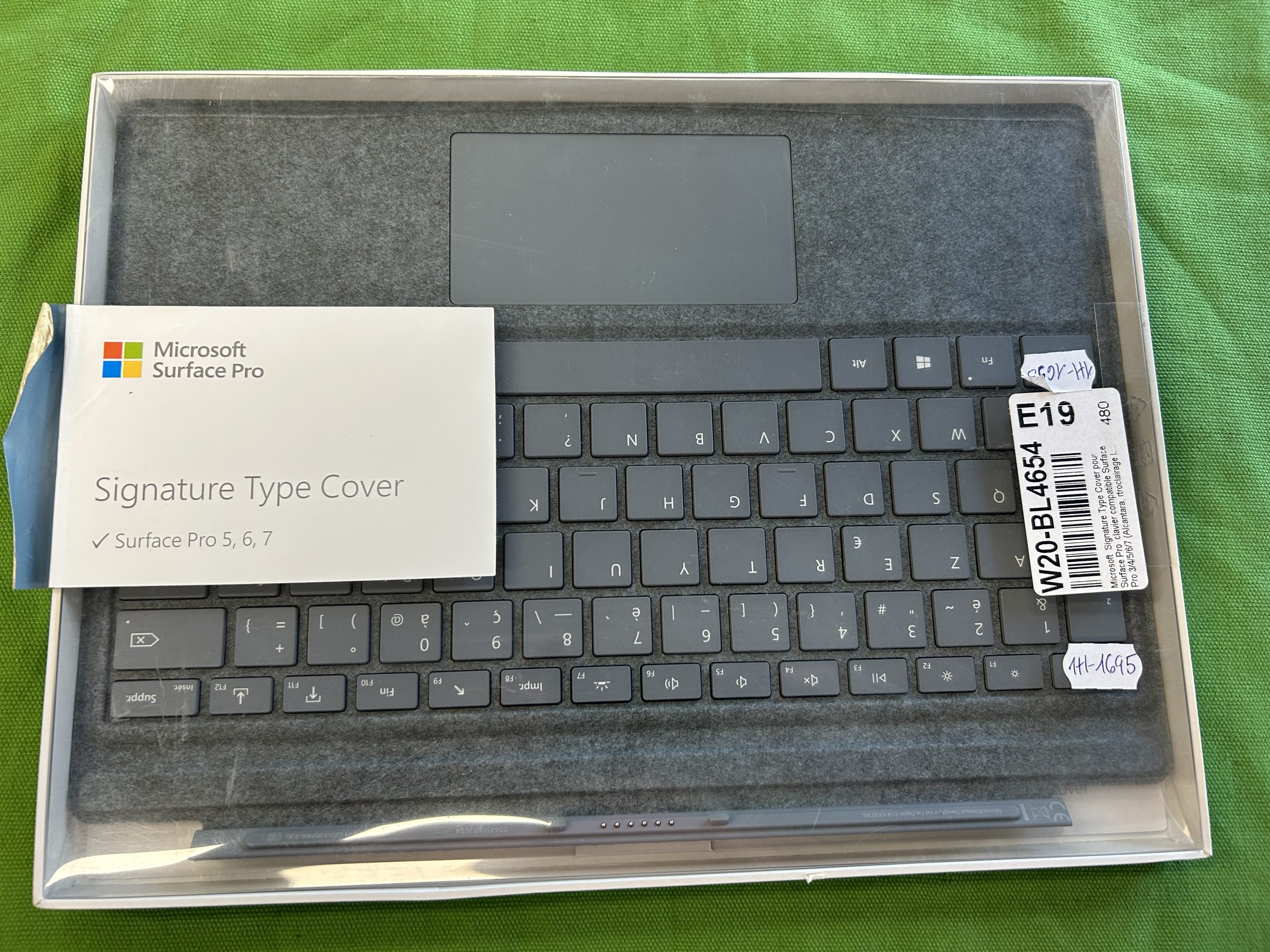 Microsoft Surface Pro Signature Type Cover prémium billentyűzetes tok, kiemelt kép