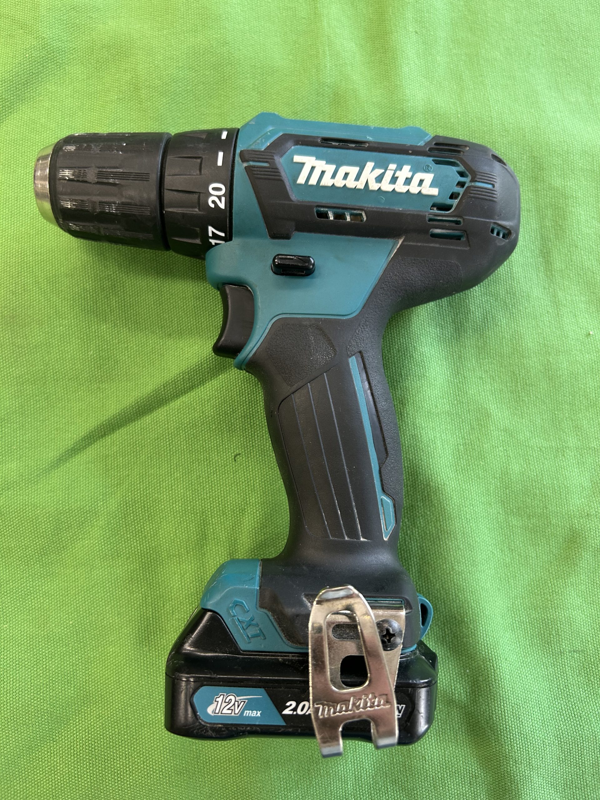 Makita DF333D akkus csavarbehajtó akkuval, kiemelt kép