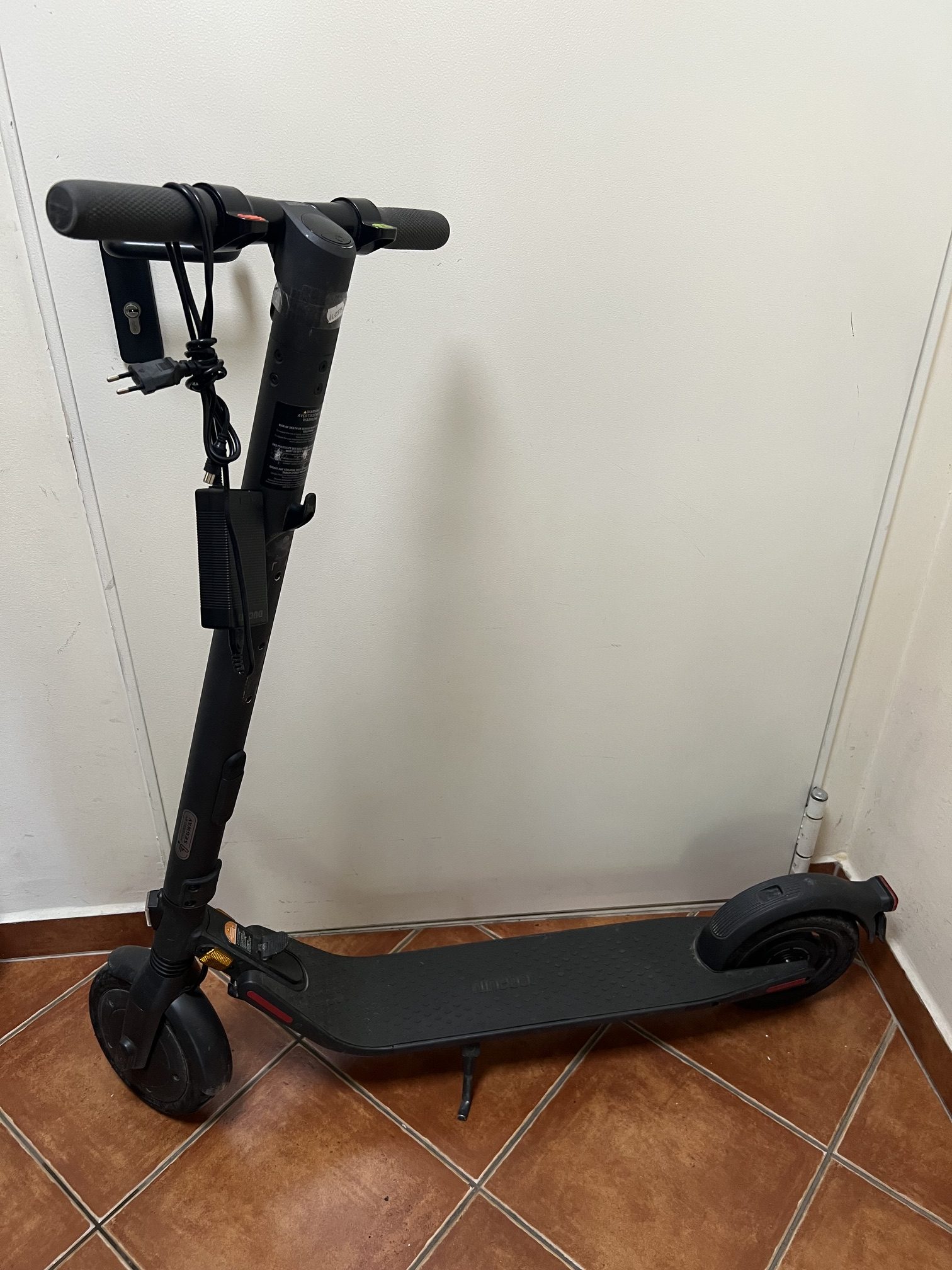 Segway Ninebot KickScooter E25E elektromos roller, kiemelt kép