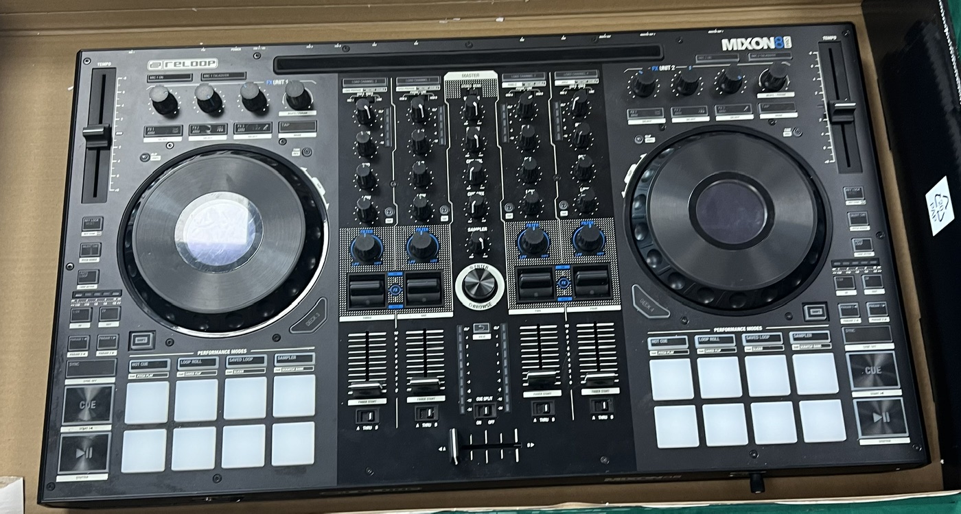 Reloop Mixon 8 Pro DJ Kontroller 4 csatornás, kiemelt kép