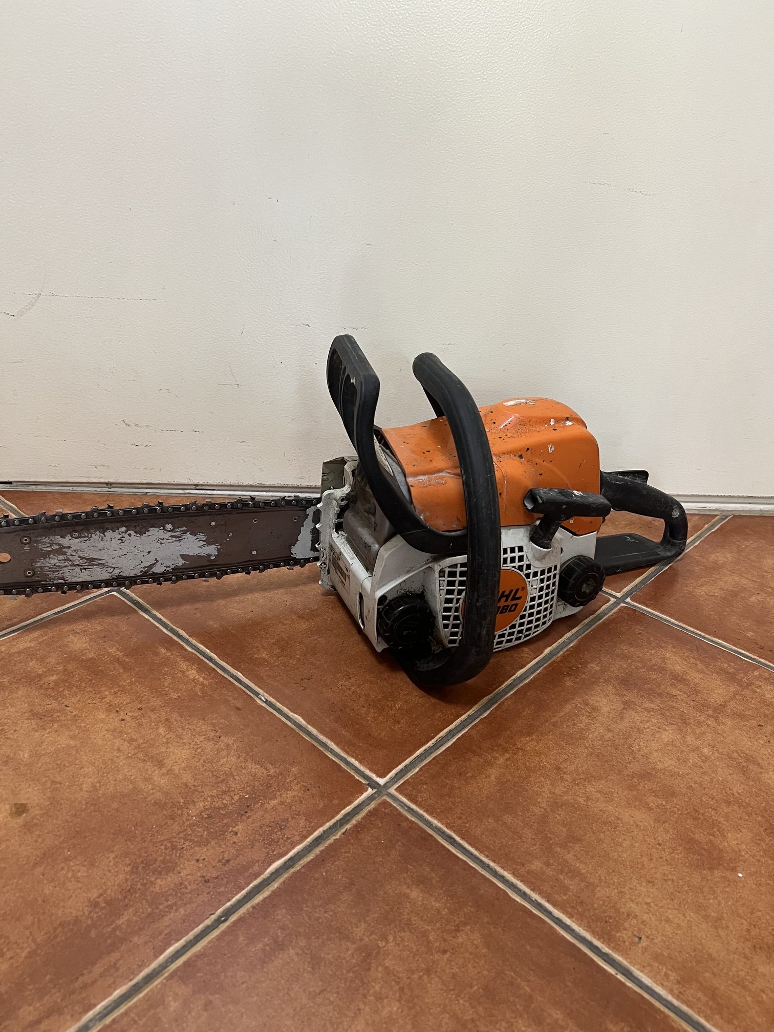 STIHL MS 180 benzinmotoros fűrész, kiemelt kép