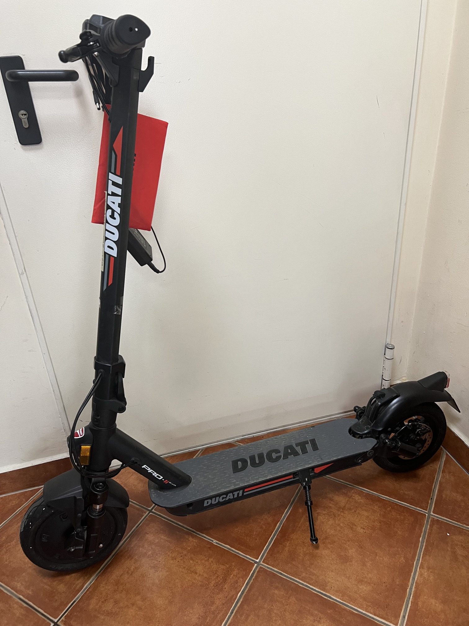 Ducati Pro II Evo elektromos roller, kiemelt kép