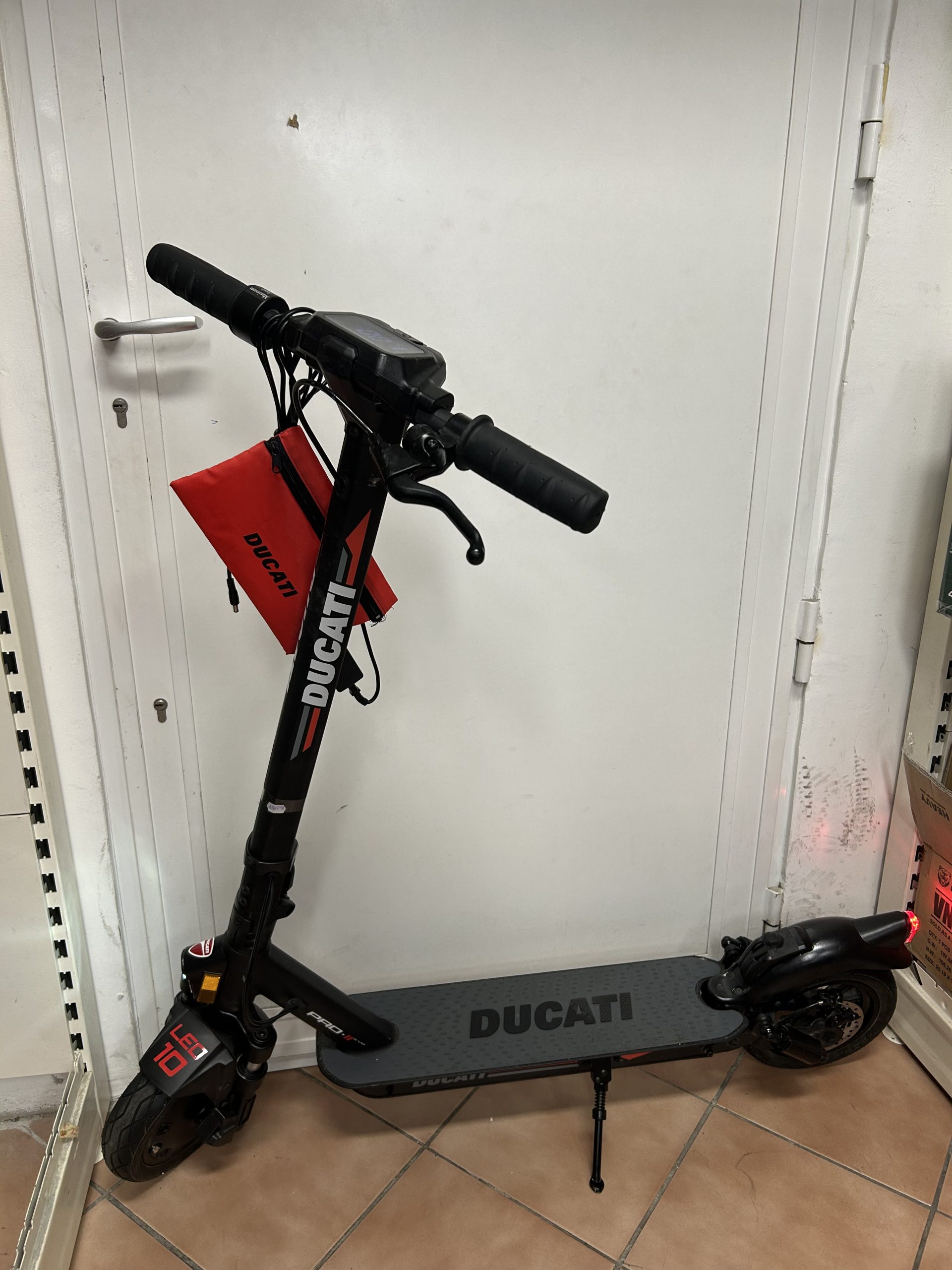 Ducati Pro 2 EVO elektromos roller 20 km van benne, kiemelt kép