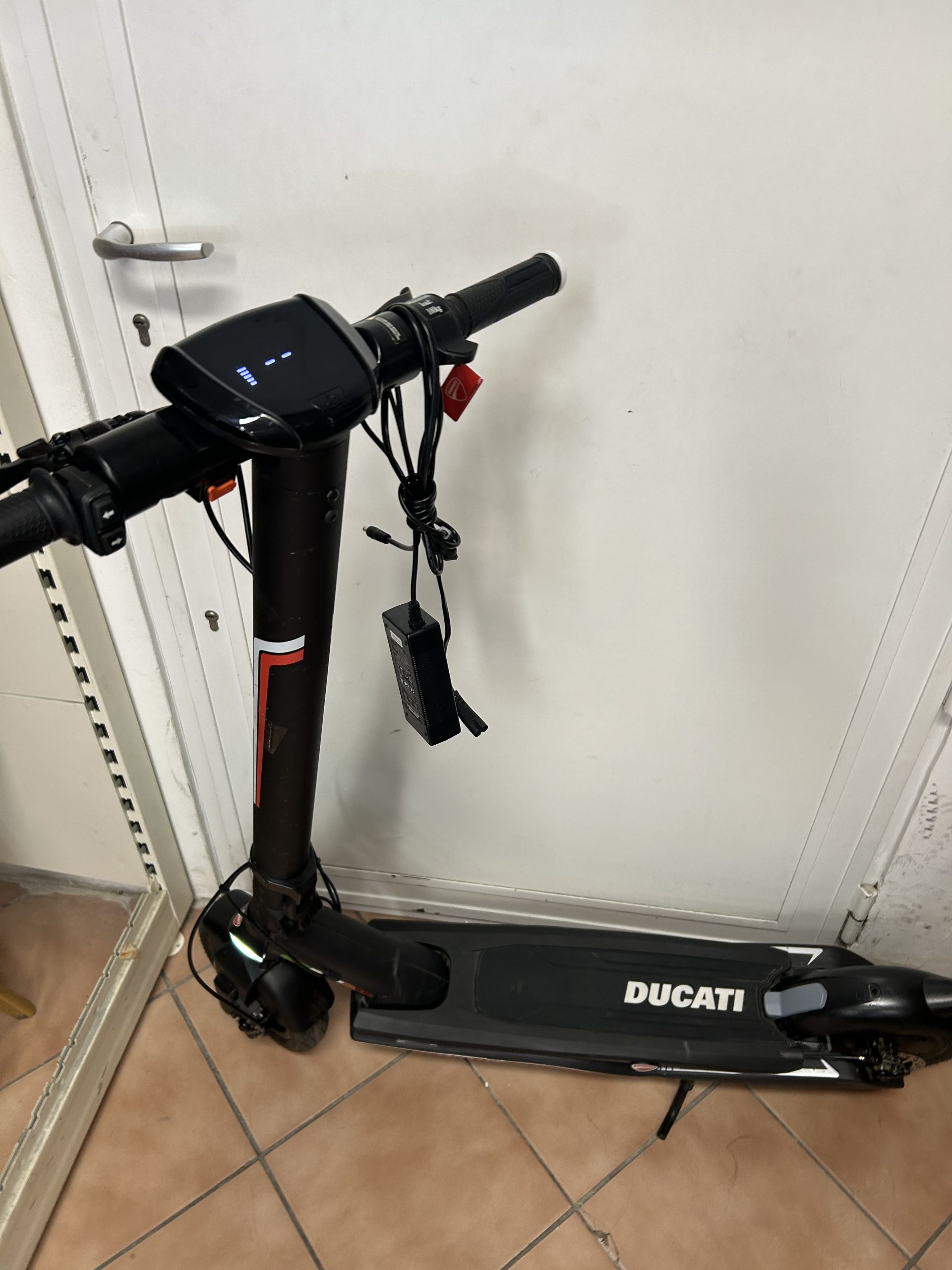 Ducati Pro 3 elektromos roller 25 km/h, kiemelt kép