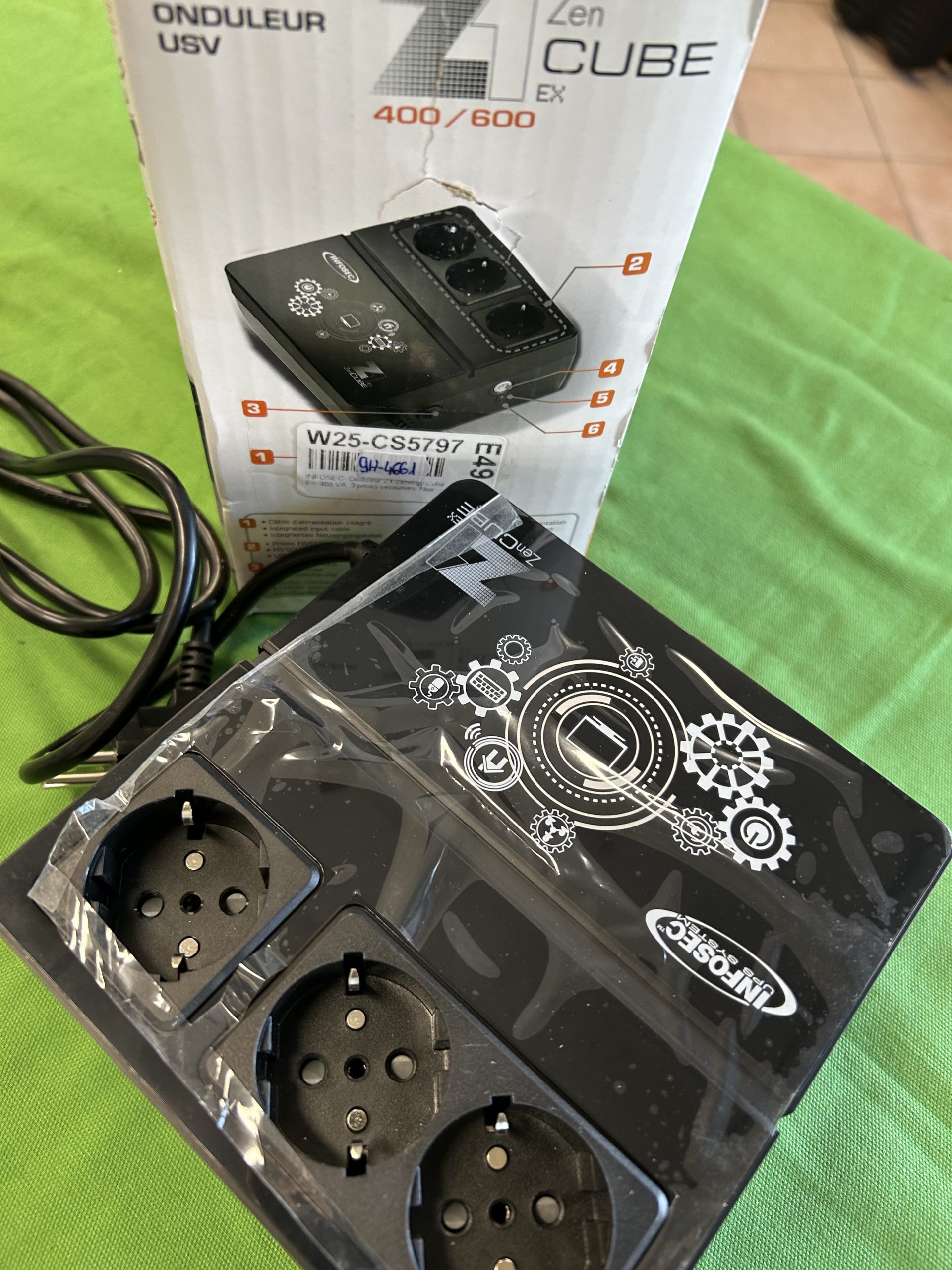 INFOSEC Z1 ZenCube UPS – szünetmentes tápegység 400 VA / 200 W, kiemelt kép