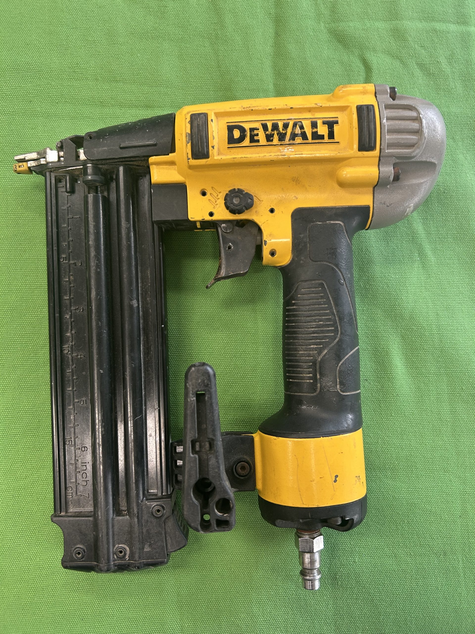 DeWALT DPN1850PP-XJ Levegős szögbelövő, kiemelt kép