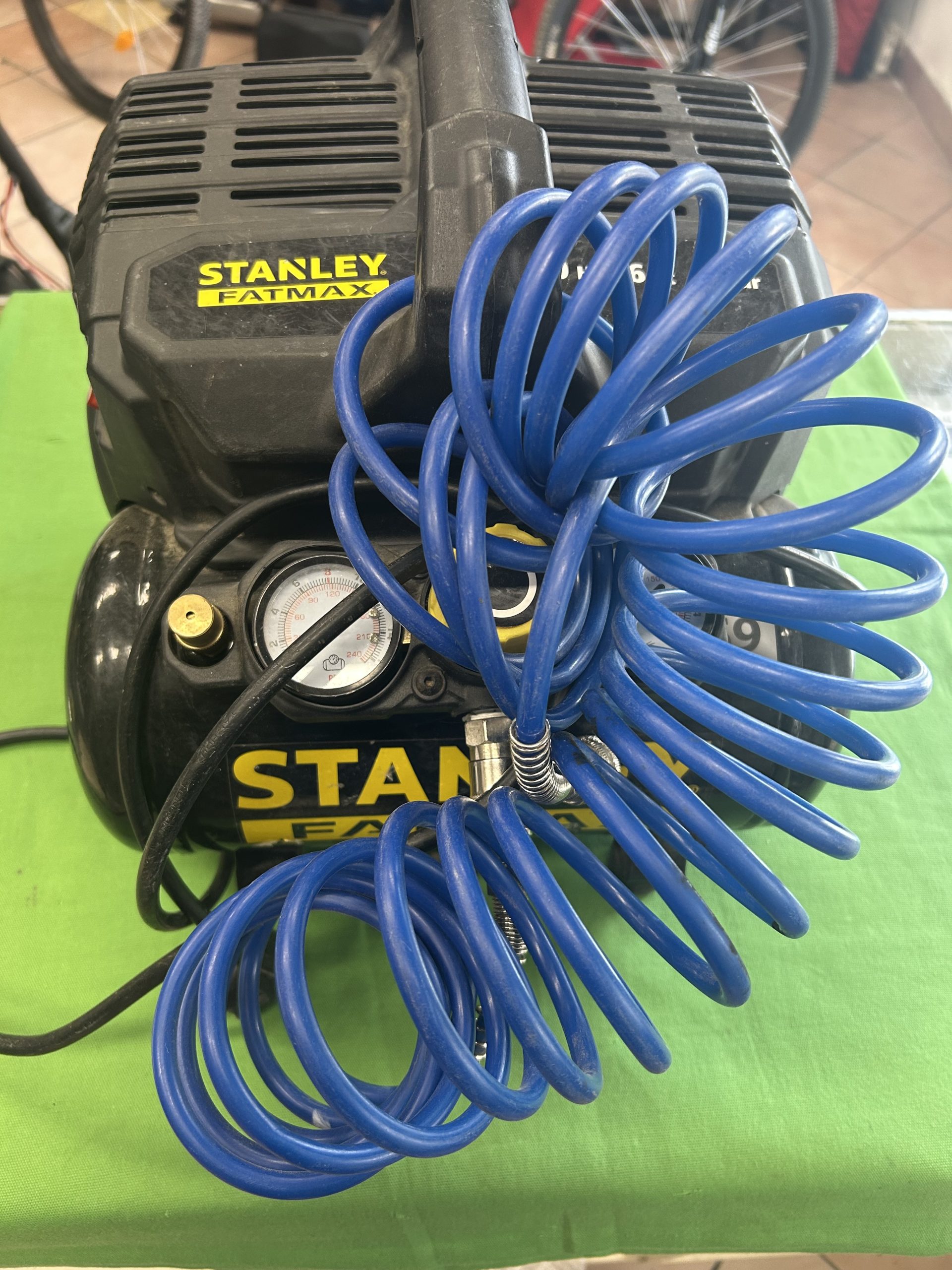 Stanley DST 100/8/6 Olaj nélküli kompresszor, 1 LE, 750 W, 8 bar max. nyomás, 105 l/perc levegő kibocsátás, kiemelt kép