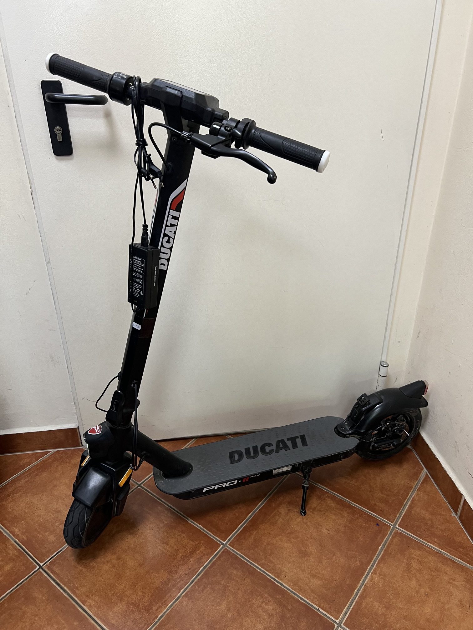 Ducati Pro-II Plus elektromos roller, kiemelt kép