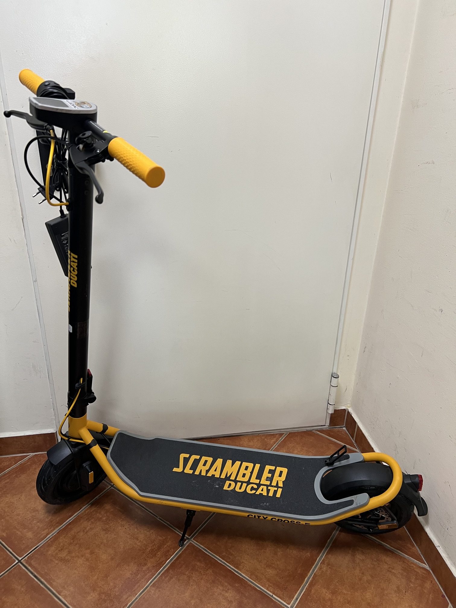 DUCATI Scrambler elektromos roller 3km-t futott, kiemelt kép