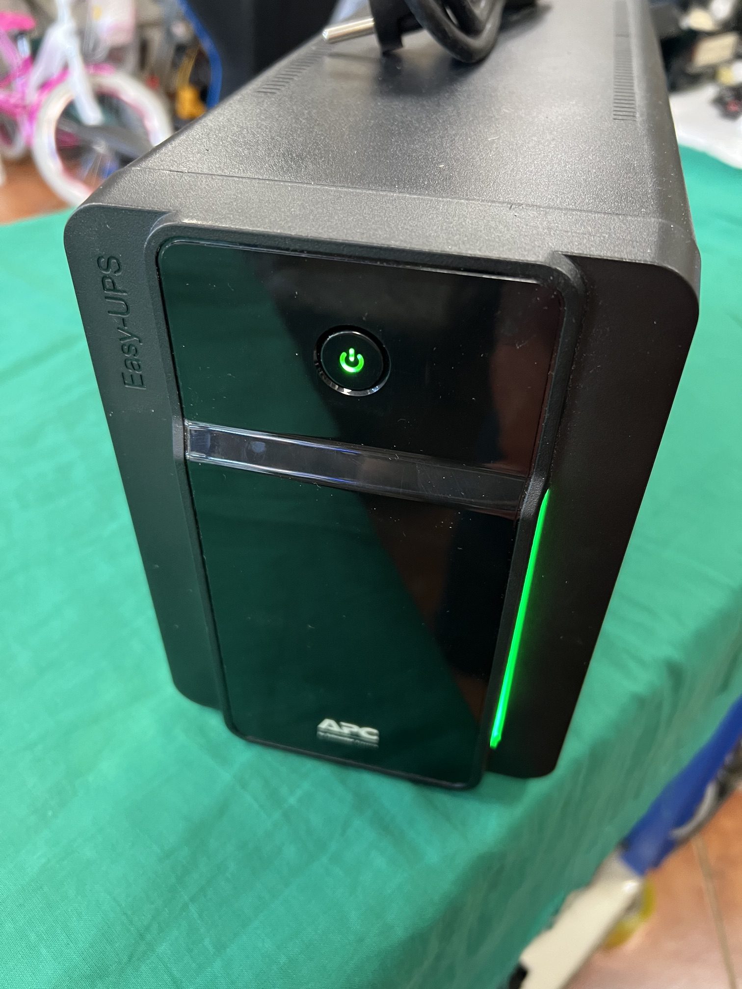 APC Szünetmentes tápegység 1200W Új akkuszettel, kiemelt kép