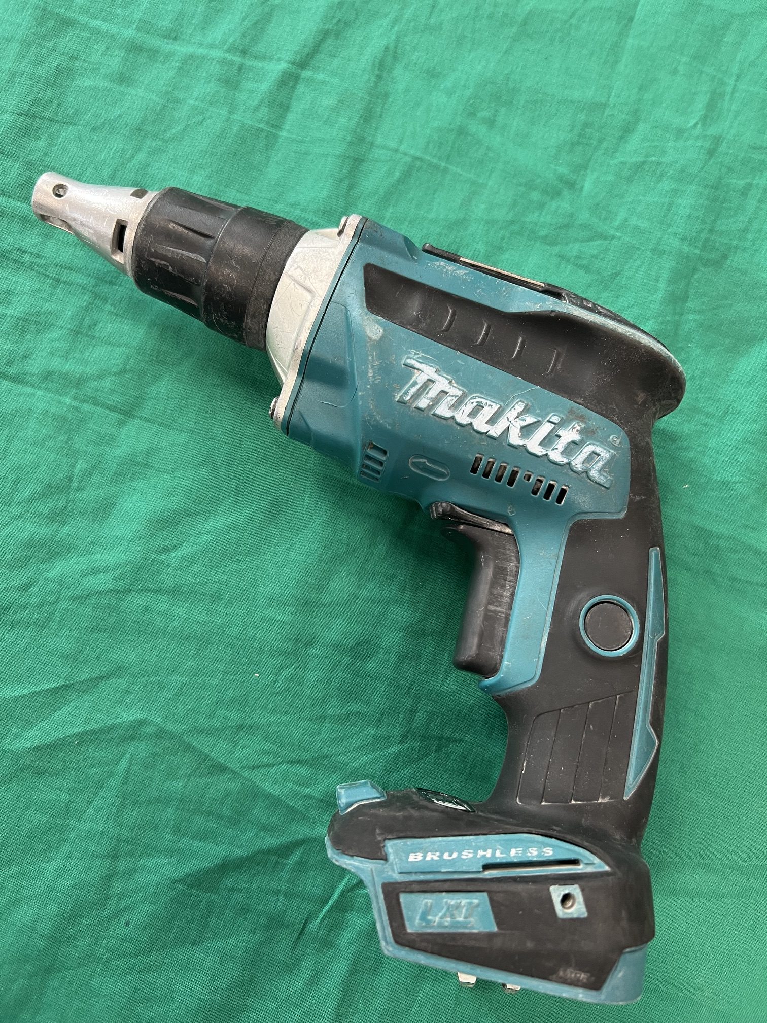 Makita DFS452 gipszkarton behajtó, kiemelt kép