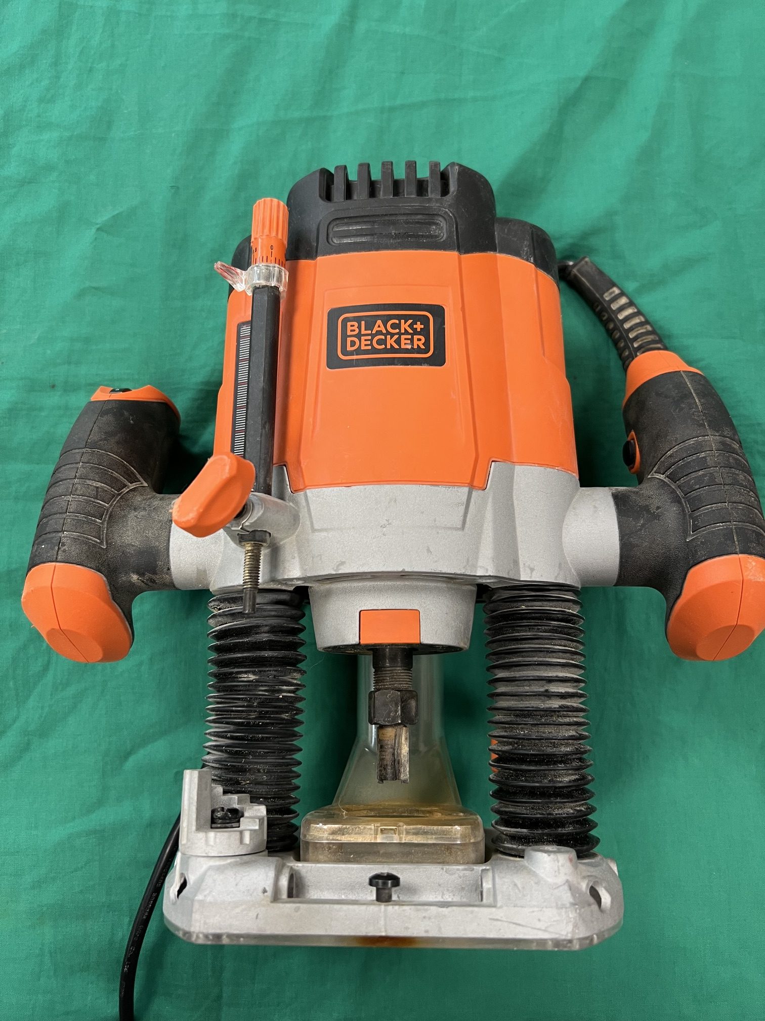 Black & Decker KW1200E felsőmaró, kiemelt kép