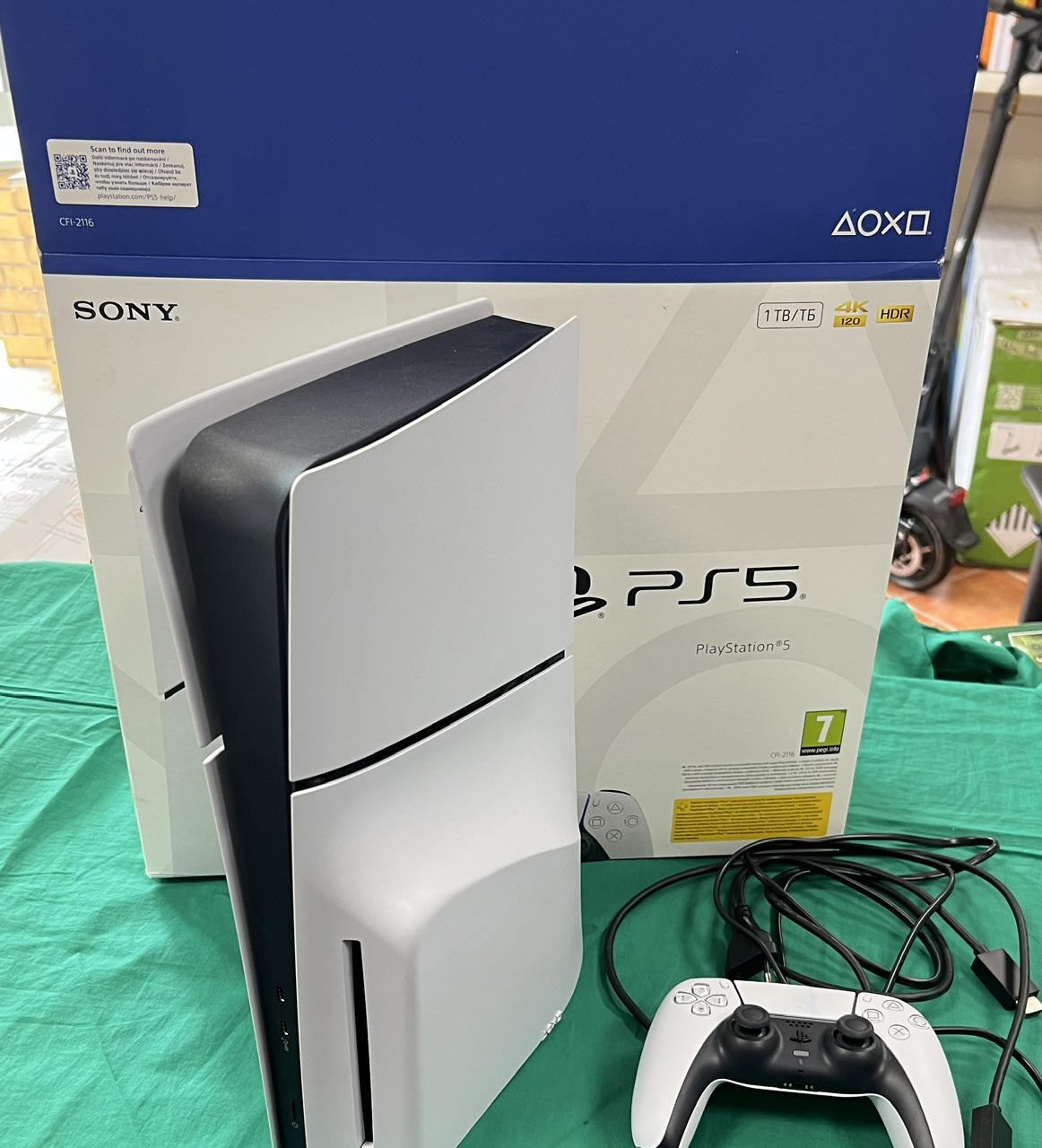 Sony PlayStation 5 (PS5) Slim lemezes kiadás dobozában játékkonzol, kiemelt kép