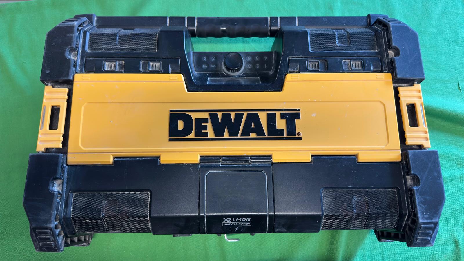 DeWalt akkus digitális rádió, töltővel és akkumlátorral (DWST1-75659-QW), kiemelt kép